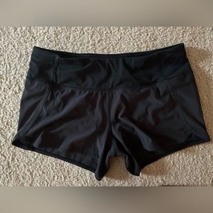 Lululemon hotty hot mid rise black shorts -size 8 regular